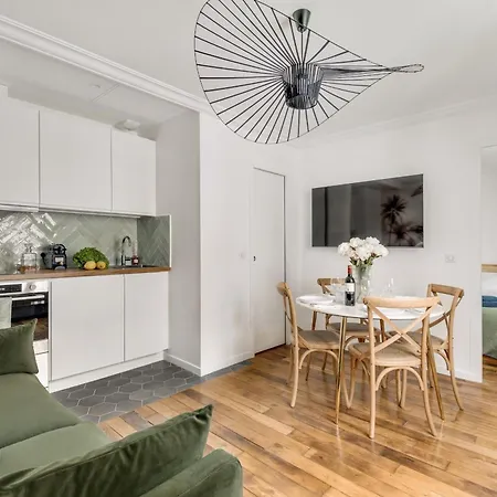 Stylish And Modern Quartier Latin París